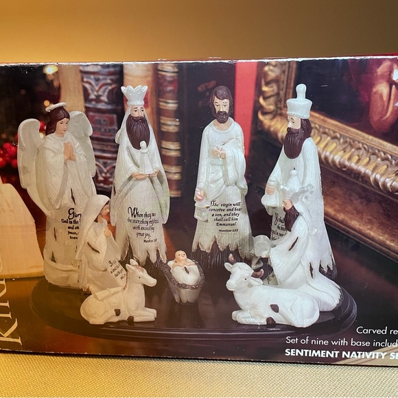 Kirkland Sentiment Nativity Set,Carved Resin Set of 9 Figures, Base, in Box - Picture 9 of 10
